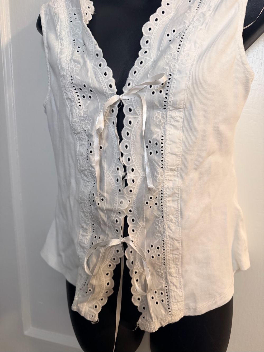 Free People White Eyelet Tie Front Tank - Picture 4 of 9